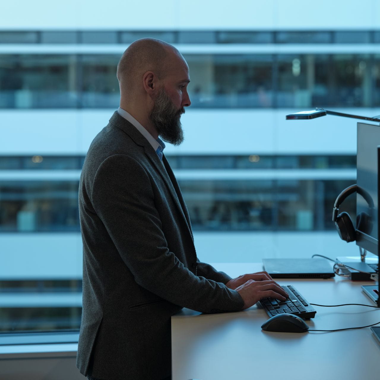Personal de DSV tecleando en su computador de escritorio